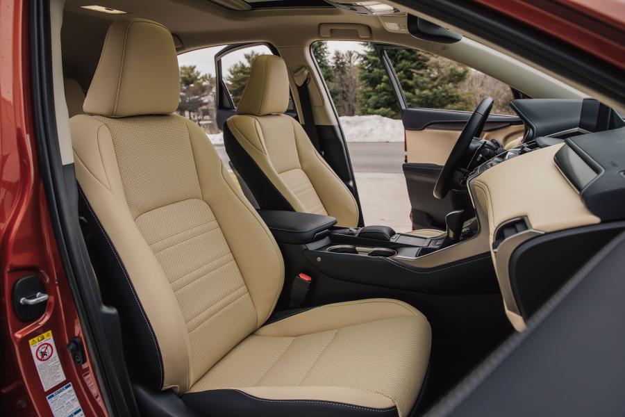 Интерьер Lexus NX300h 2017 года  (NA) (фото 11 из 15)
